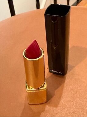 💋 CHANEL Lipstick in 99 Pirate